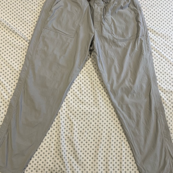Athleta crinkled paper bag cropped trouser, gently used sz 12. - Picture 3 of 4